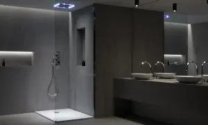 Modernos baños con ventana en la ducha, grifería empotrada y lavabos sobre encimera.