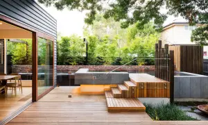 Modern deck with integrated seating and steps, part of stunning reformas de patios exteriores.