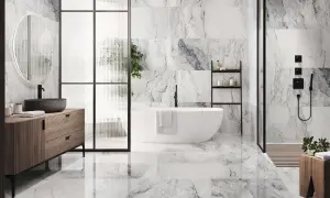 Elegantes combinaciones de azulejos para baños con efecto mármol, bañera exenta y mueble de madera.