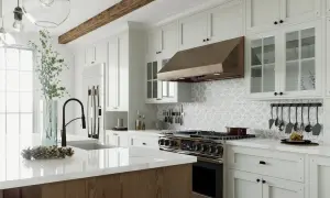 Cocinas elegantes con encimeras de mármol, campana de cobre y azulejos decorativos.