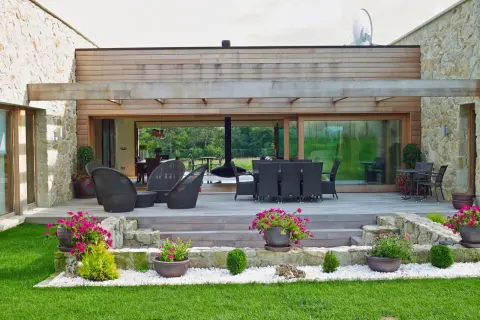 Disfruta de estos patios bonitos de casas con mobiliario de exterior, plantas y césped verde.