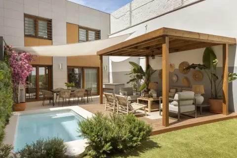 Un oasis moderno con mini piscinas en patios pequeños. Disfruta de un área de descanso bajo pérgola, comedor exterior y césped artificial.