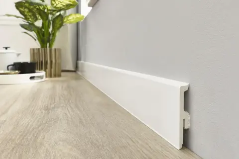 Rodapiés blancos modernos, un detalle clave en la decoración actual.