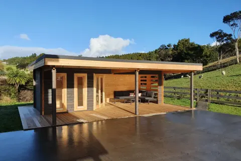 Modern casa con porche de madera y zona de estar exterior. Las medidas del porche de la casa son ideales para disfrutar del paisaje.