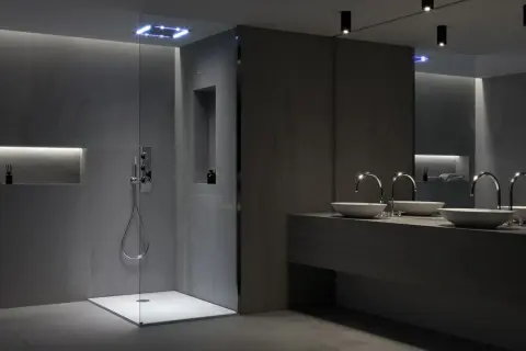 Modernos baños con ventana en la ducha, grifería empotrada y lavabos sobre encimera.