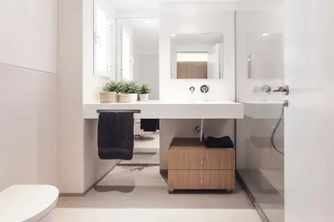 Cajonera de madera con ruedas, ideal para ideas para debajo del lavabo. Almacenamiento práctico y estético.