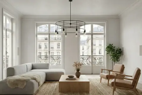 Elegante sala de estar con sofá gris, mesa de centro de madera y dos sillones de cuero. La decoración de casas se realza con grandes ventanales y estanterías.