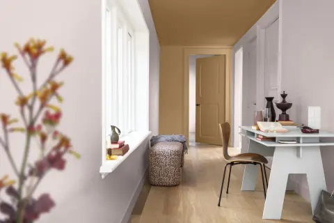 Un espacio acogedor con paredes pintadas en tonos cálidos, ideal para pintar la pared de la cocina y crear un ambiente moderno.
