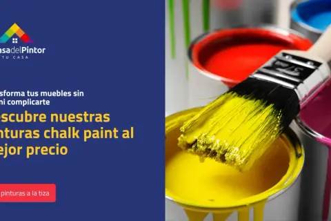 Pincel con pintura a la tiza muy espesa, listo para transformar muebles. Latas de pintura roja, amarilla y rosa.