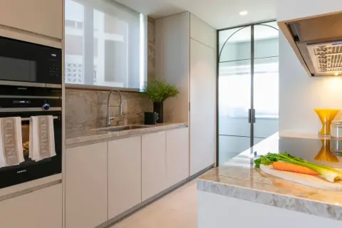 Cocina moderna con electrodomésticos Siemens, encimera de mármol y detalles que inspiran un presupuesto interiorismo.