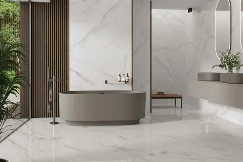 Elegante baño con bañera independiente, lavabos dobles y paredes de mármol. Un oasis de **baños de lujo** con diseño moderno y detalles naturales.