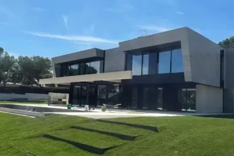 Moderna casa con piscina y jardín en Boadilla del Monte, un ejemplo de las mejores urbanizaciones de Boadilla del Monte.