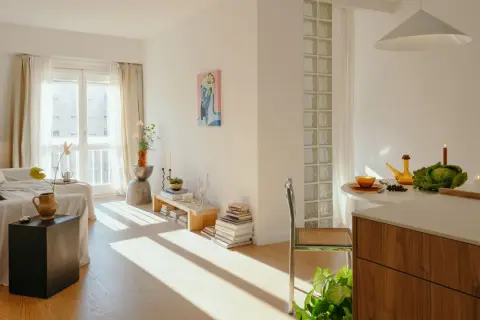 Ideas para como separar cocina y salón sin pared: una pared de bloques de vidrio y una isla de cocina crean una división sutil y luminosa.