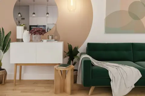Sofá verde esmeralda y plantas crean una atmósfera de serenidad. La decoración verde aporta vida a este espacio moderno.
