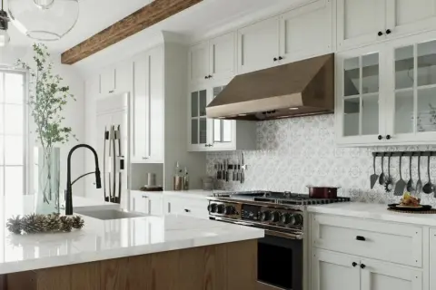 Cocinas elegantes con encimeras de mármol, campana de cobre y azulejos decorativos.