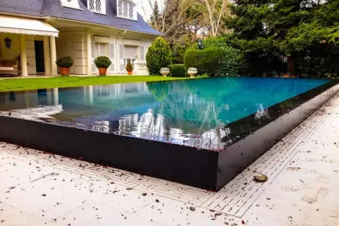 Impresionante piscina de borde infinito, un oasis de **piscinas de lujo modernas** junto a una villa blanca.