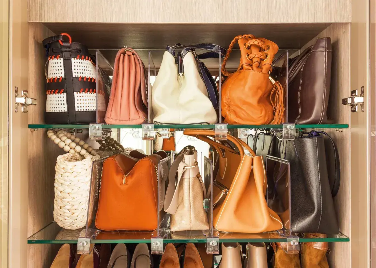 Estantería con varios bolsos de diferentes colores y estilos, perfectamente organizados para facilitar su acceso.