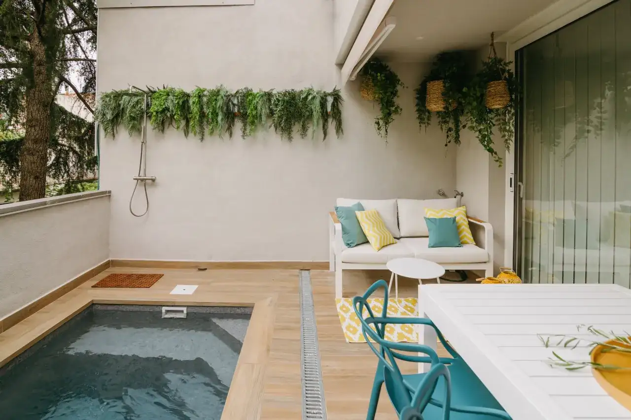 Un rincón de relax con piscinas pequeñas con encanto, ducha exterior y un cómodo sofá. Ideal para desconectar.