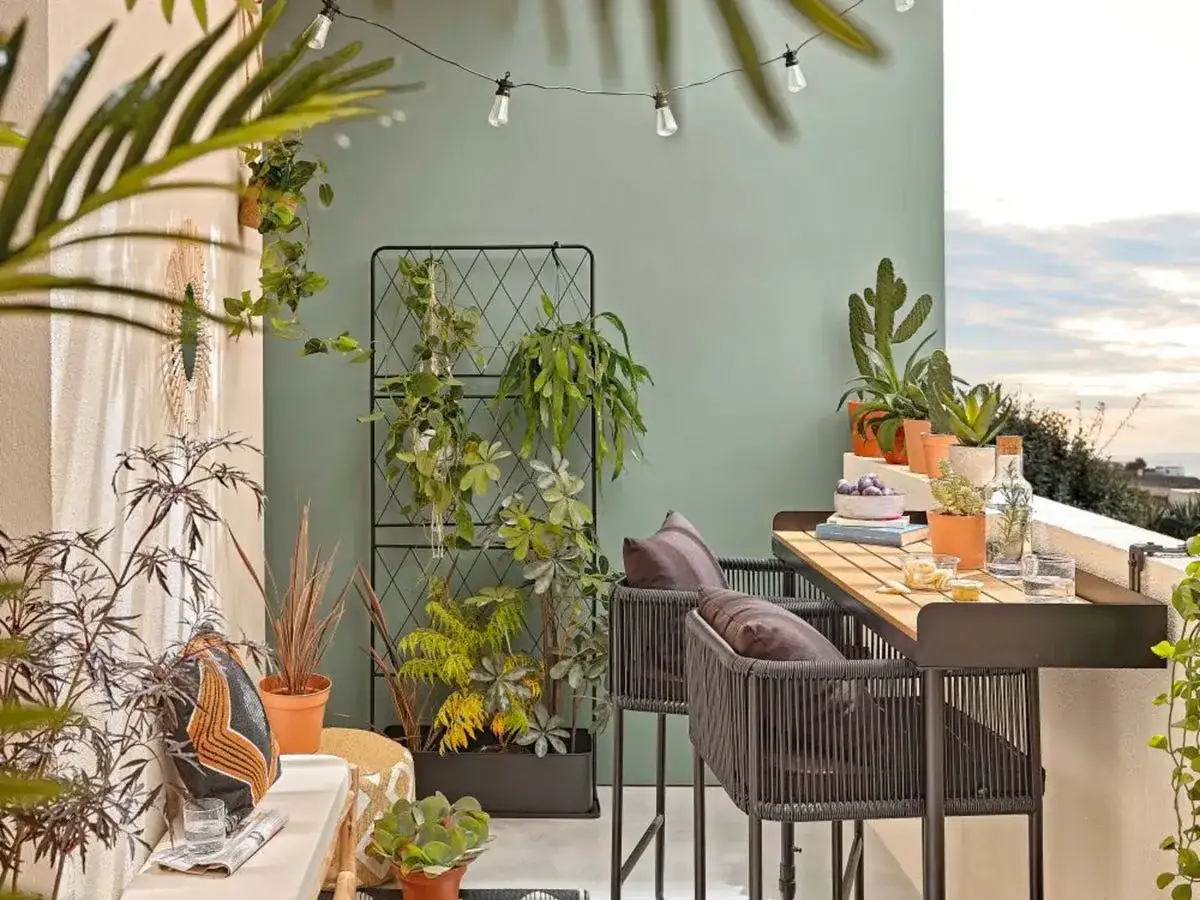 Terrazas pequeñas con encanto, llenas de plantas y con un rincón para disfrutar.