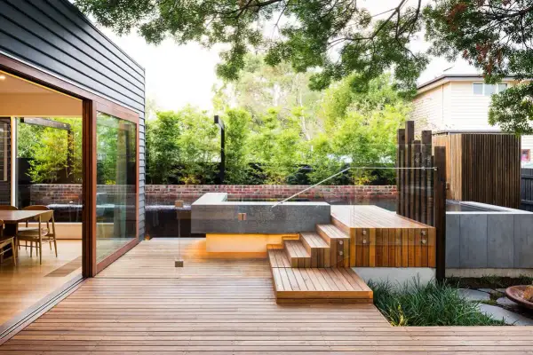 Modern deck with integrated seating and steps, part of stunning reformas de patios exteriores.