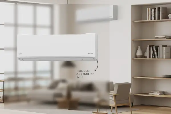 Un moderno aire acondicionado en la cocina, modelo ASY35UI-KN con WiFi, mantiene el ambiente fresco.